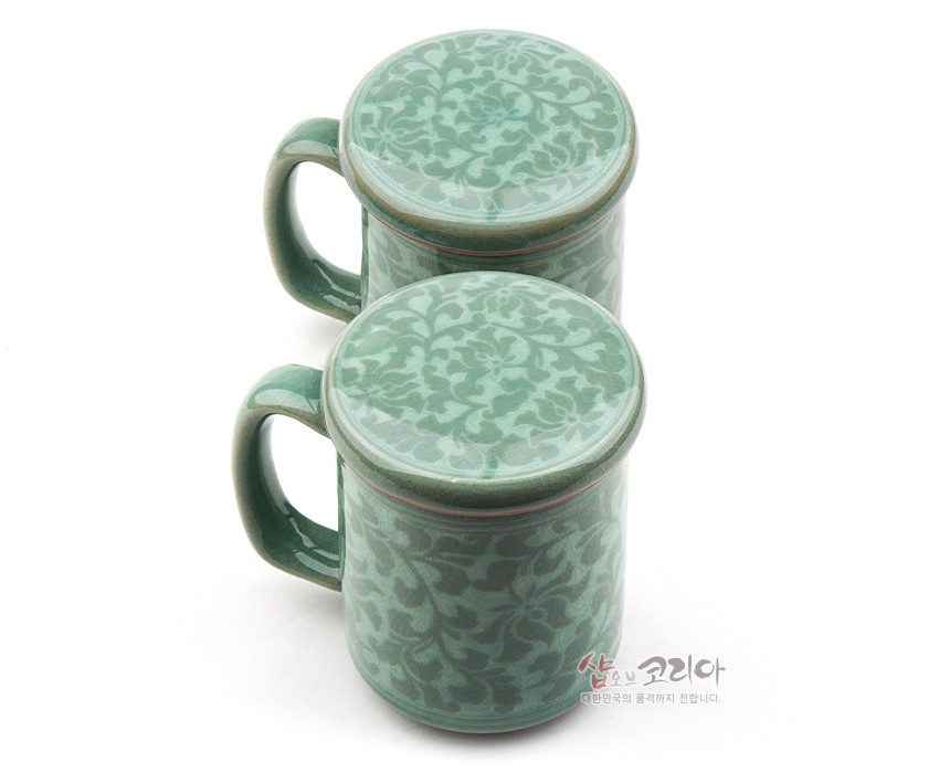 [텍스트: 샵오브코리아 대한민국의 품격까지 전합니다.] 연녹색 유약의 고려청자 재질, 상감 기법의 목단당초 문양이 둘레 가득 장식된 뚜껑 머그 다기 세트 모습