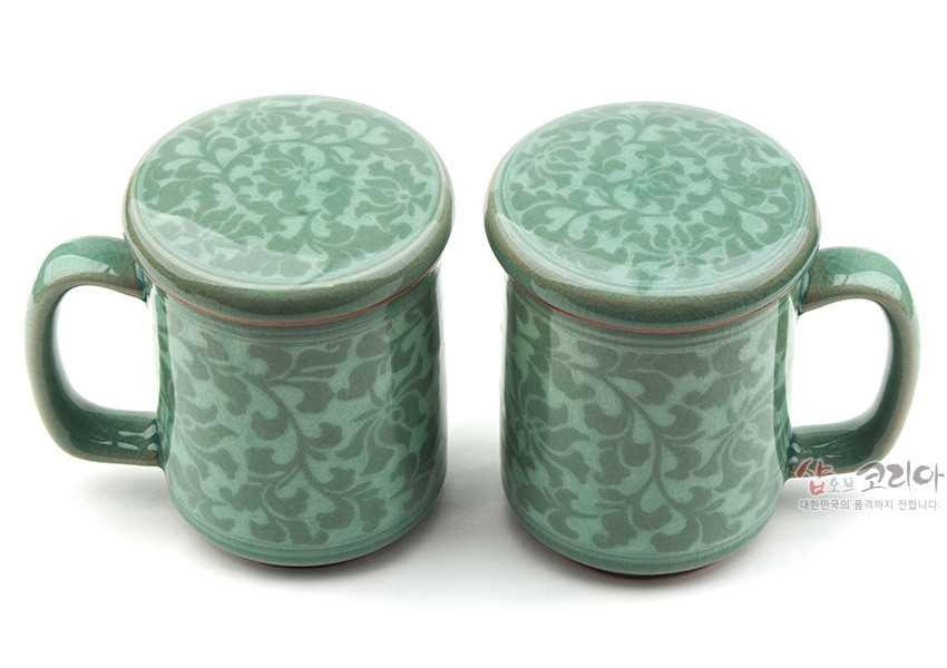 [텍스트: 샵오브코리아 대한민국의 품격까지 전합니다.] 연녹색 유약의 청자 재질에 목단당초 문양이 상감된 뚜껑 머그컵 2인 다기 세트 모습