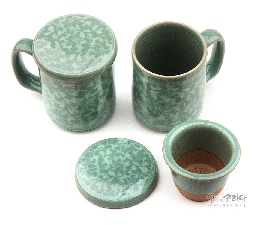 [텍스트: 샵오브코리아 대한민국의 품격까지 전합니다.] 연녹색 청자 재질에 상감 기법으로 표현된 목단당초 문양 머그와 거름망, 뚜껑으로 구성된 2인용 다기 세트 이미지