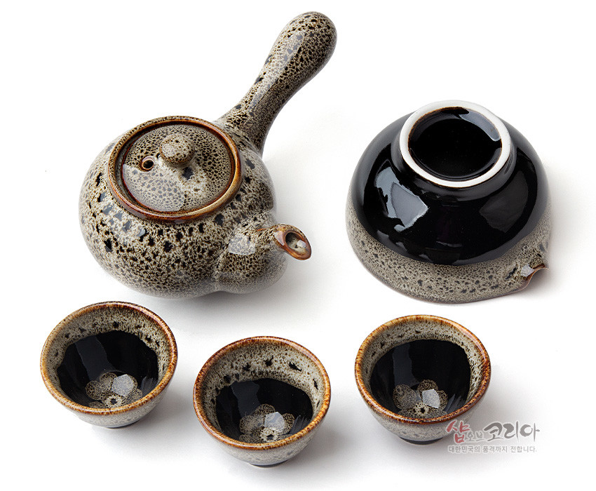 [텍스트: 샵오브코리아 대한민국의 품격까지 전합니다.] 흑유 바탕에 회갈색 천목 호피무늬 유약이 거친 거품처럼 번진 도자기 다관, 숙우, 찻잔 3점으로 구성된 3인다기세트 이미지 표현