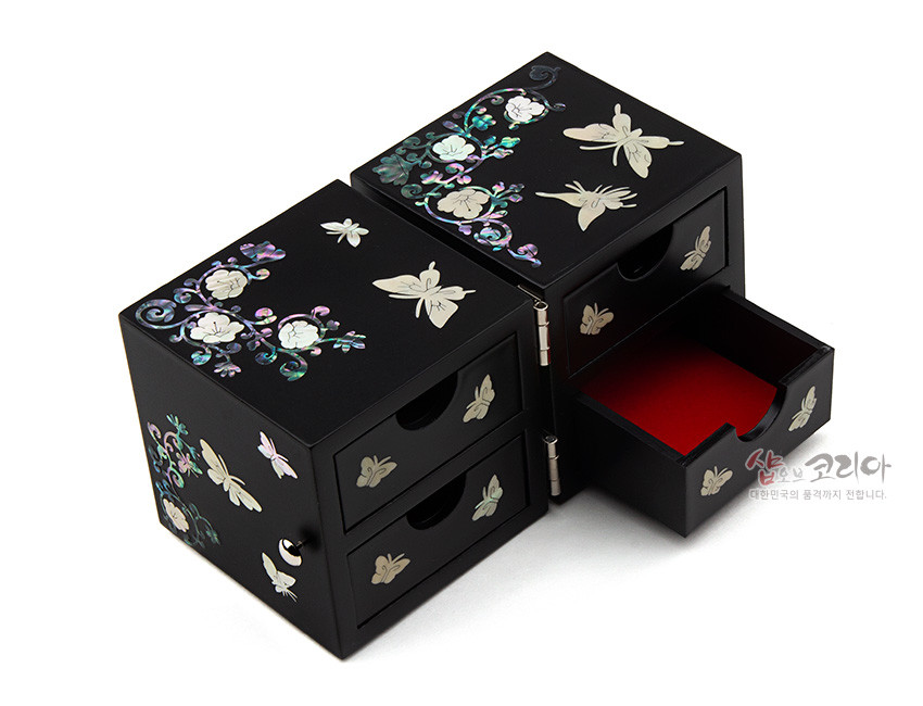 [텍스트: 샵오브코리아 대한민국의 품격까지 전합니다.] 무광 흑색 옻칠 위 나비·모란 자개 상감 장식과 금속 경첩, 붉은 안감 서랍이 조합된 미니 쌍합 구조함