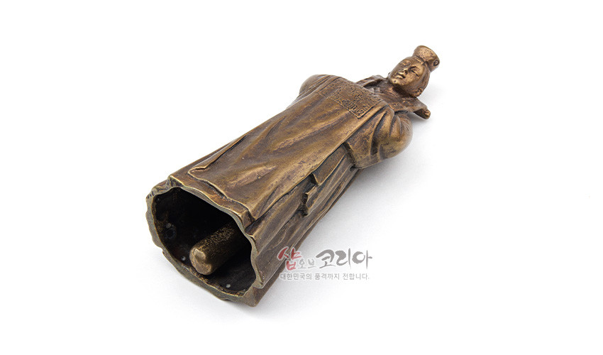 [텍스트: 샾오브코리아 대한민국의 품격까지 전합니다.] 청동빛 주철 재질의 전통 혼례복 신랑 형상 장식종, 유려한 옷 주름과 자연스러운 산화 색감이 돋보이는 공예품