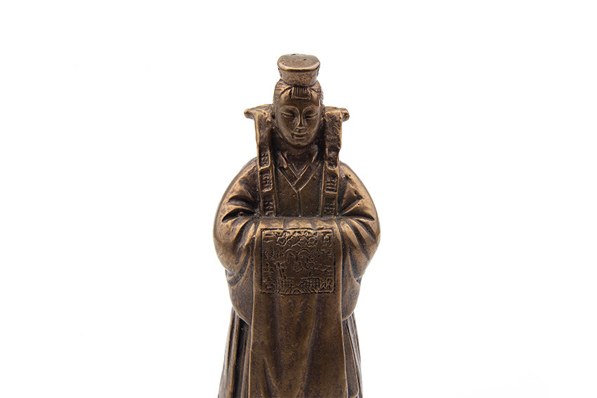 청동빛 주철로 제작된 전통 혼례 복식 신랑 형상의 종, 가슴 부분 정교한 문양과 옷 주름 표현이 돋보이는 조형 장식품