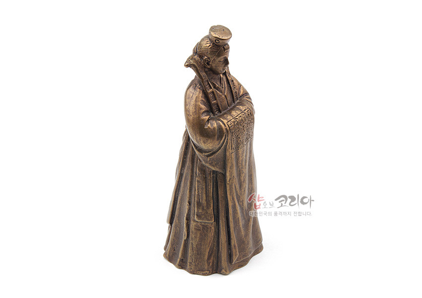 [텍스트: 샵오브코리아 대한민국의 품격까지 전합니다.] 청동빛 금속 재질의 전통 혼례 신랑 형상 종, 가슴과 소매 부분의 섬세한 문양과 자연스러운 옷 주름 표현이 돋보이는 조각 장식품