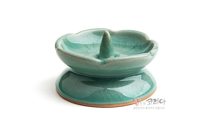 [텍스트: 샵오브코리아 대한민국의 품격까지 전합니다.] 비취색 청자 유약을 입힌 도자 촛대, 연잎 형상과 잔잔한 빙렬, 잎맥 문양이 어우러진 소형 받침 구조의 공예품