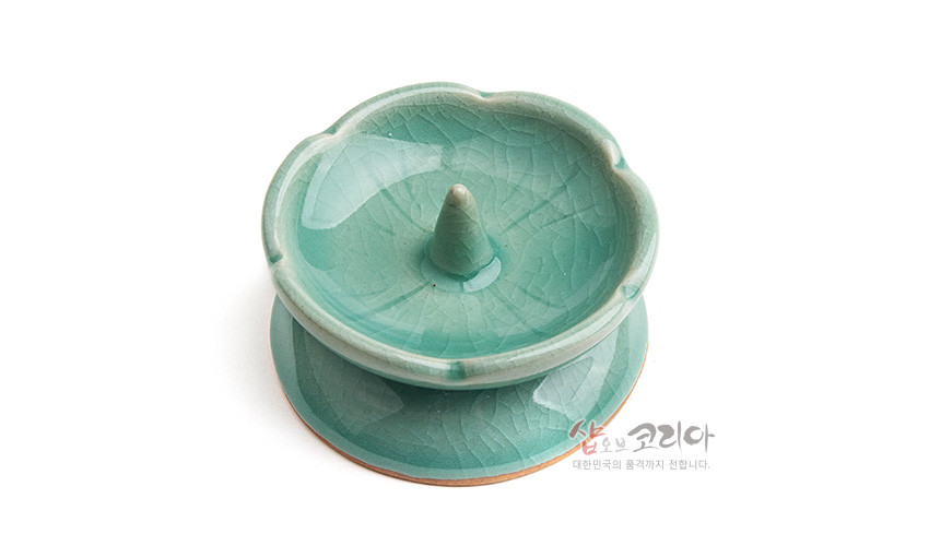 [텍스트: 샵오브코리아 대한민국의 품격까지 전합니다.] 비취색 청자 유약의 도자 촛대, 연잎 형상과 잎맥 문양, 은은한 빙렬무늬가 어우러진 원형 받침 디자인