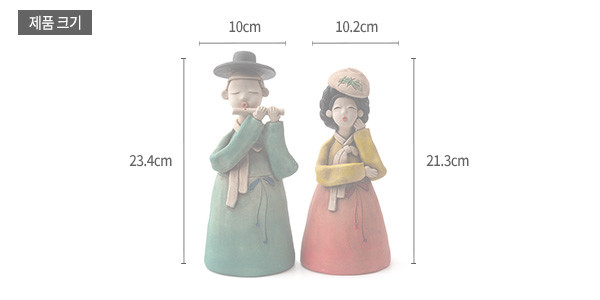 [텍스트: 제품 크기, 10cm, 10.2cm, 23.4cm, 21.3cm] 황토 재질 도자기 기법의 선비와 여인 한쌍 인형, 녹청색·적색 치마와 노랑 저고리의 부드러운 채색과 단순화된 얼굴 표현이 특징인 전통 장식 인형