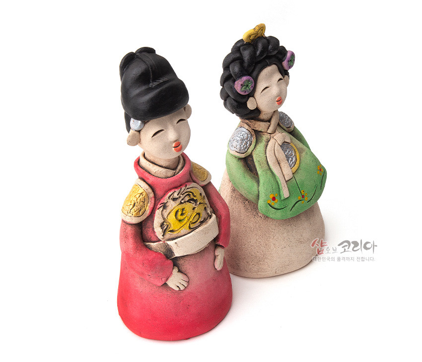 [텍스트: 샵오브코리아] 붉은 곤룡포와 연두색 한복 차림의 황토 도자기 왕과 왕비 인형, 용 문양과 꽃문양, 은색 견장 장식이 돋보이는 전통 조형물