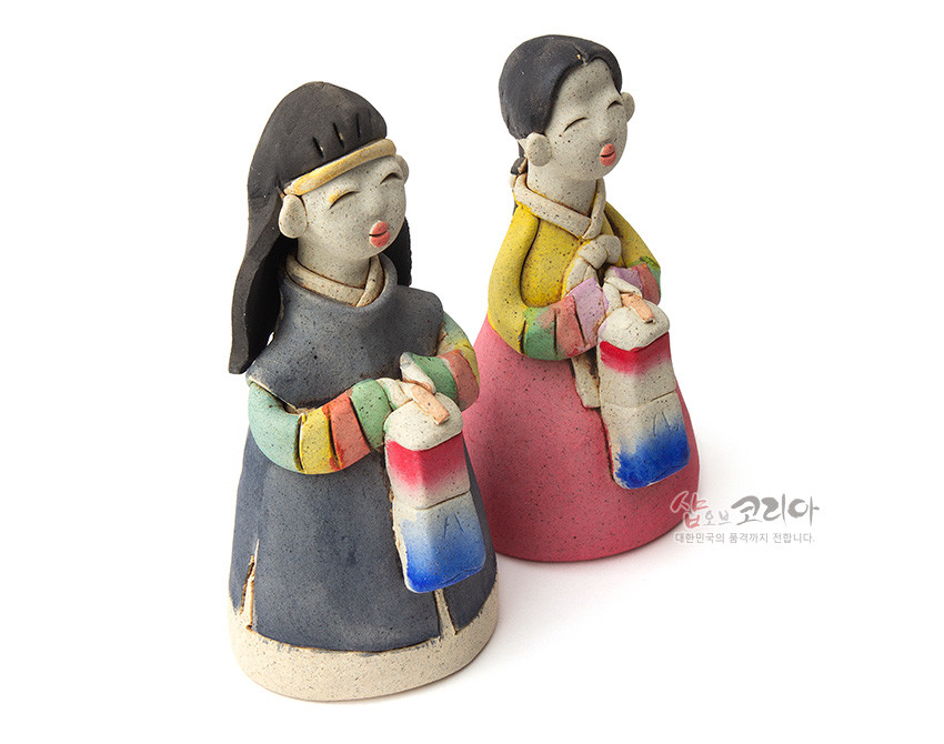 [텍스트: 샵오브코리아 대한민국의 품격까지 전합니다.] 황토질감 도자 기법의 남녀 한복 인형, 색동 소매와 붉은·파란 청사초롱 채색이 조화를 이루는 전통 조형 인형 작품