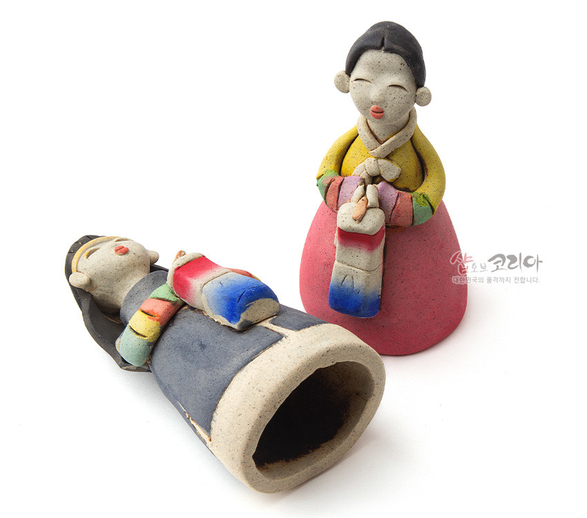 [텍스트: 샾오코리아 대한민국의 품격까지 전합니다] 황토 질감 도자 재질의 남녀 한복 인형, 색동 저고리와 붉은 치마·감색 도포, 붉은·파랑 대비의 청사초롱을 들고 있는 단순화된 전통 조형미의 인형 구성