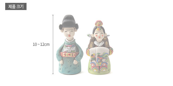 [텍스트: 제품 크기, 10~12cm] 채색 황토 재질의 도자기 기법 신랑신부 인형, 오방색 혼례복과 수복·길상 문양을 섬세한 손채색으로 표현한 소품