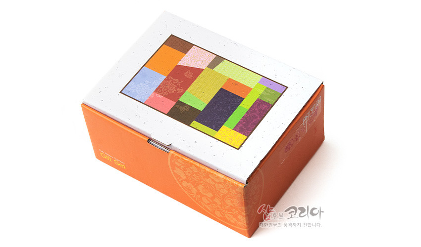 [텍스트: Gift set, 샵오브코리아 대한민국의 품격까지 전합니다.] 오방색 배치 전통 보자기 패턴 인쇄 상단과 단청 문양 장식된 종이 재질 포장 박스 디자인