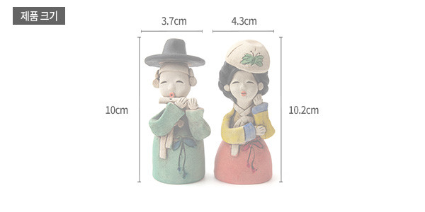 [텍스트: 제품 크기 3.7cm 4.3cm 10cm 10.2cm] 황토 재질 선비와 어우동 인형, 녹색·황색·분홍색 한복과 나비 문양 머리쓰개, 부드러운 수공 채색이 돋보이는 전통 도자 인형 구성