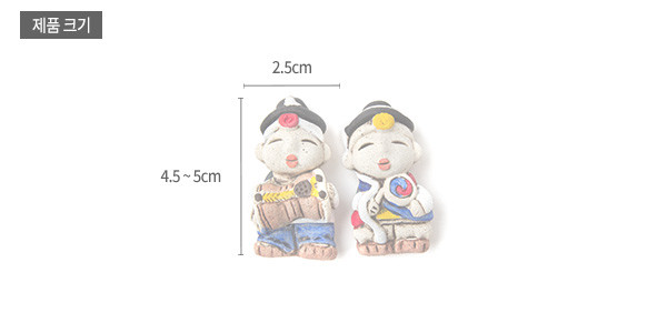 [텍스트: 제품 크기, 2.5cm, 4.5~5cm] 황토 느낌의 도자 재질 농악 인형 형상, 붉은·파랑·노랑 색상과 태극 문양, 전통 악기 장식이 돋보이는 냉장고 자석 이미지 설명