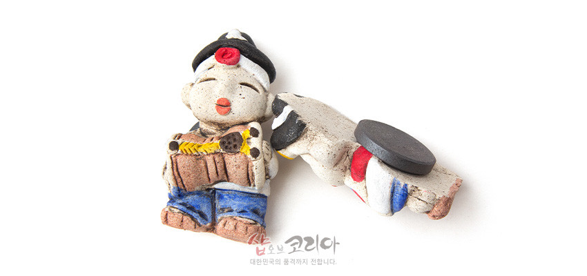 [텍스트: shop of 코리아 대한민국의 품격까지 전합니다] 황토 느낌 거친 질감의 도자 재질 농악 인형 자석, 파랑·빨강·노랑 전통 색 포인트와 둥근 자석 결합 입체 장식 소품