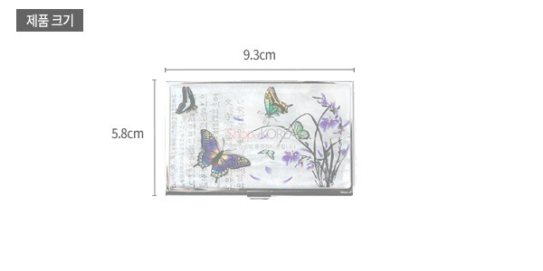 [텍스트: 제품 크기, 9.3cm, 5.8cm] 금속 명함집 위 자개 상감 기법으로 연보라 난초와 다채로운 나비 문양을 표현한 직사각형 디자인