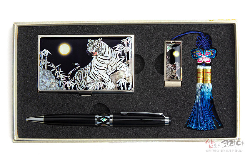 [텍스트: 샵오브코리아 대한민국의 품격까지 전합니다.] 자개 상감 백호·대나무·달 문양의 금속 명함집과 USB, 검은 볼펜, 청·남색 술과 나비 매듭 장식 구성 세트 이미지