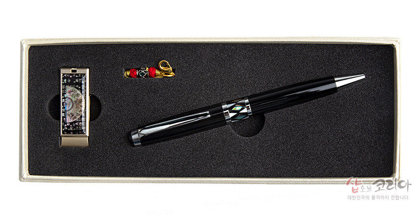 [텍스트: 샵오브코리아 대한민국의 품격까지 전합니다.] 흑색 옻칠 바탕 자개 부채·훈민정음 문양 금속 USB와 자개 상감 장식 볼펜, 전통 매듭 스트랩이 조화를 이루는 세트 구성