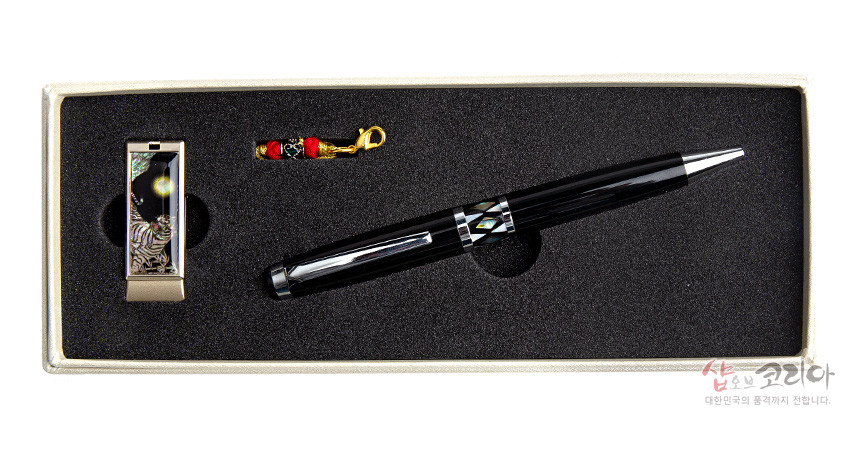 [텍스트: 샵오브코리아 대한민국의 품격까지 전합니다.] 흑색 바탕 위 자개 상감 백호·달·대나무 문양 USB와 자개 기하학 문양 장식 금속 볼펜, 붉은 장식 매듭 고리 세트 구성 이미지