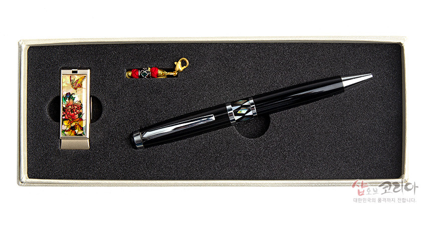 [텍스트: 샵오브코리아 대한민국의 품격까지 전합니다.] 흑색 옻칠 자개 상감 볼펜과 목단·나비 문양 채색 금속 USB, 적색 비단 매듭 장식 스트랩이 검정 폼 케이스에 배치된 구성