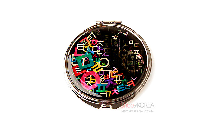 [텍스트: ShopofKOREA 대한민국의 품격까지 전합니다.] 검은 옻칠 바탕에 다채로운 색상의 한글 자음도 문양이 자개처럼 반짝이는 원형 금속 손거울 디자인