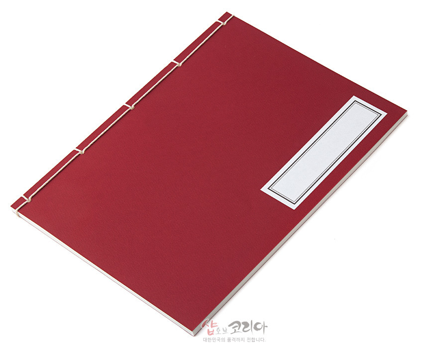 [텍스트: 샵오브코리아 대한민국의 품격까지 전달합니다.] 짙은 적색 종이 표지와 흰색 실로 엮은 전통 오침 제본, 직사각형 여백 라벨이 배치된 한국식 옛날 노트 디자인