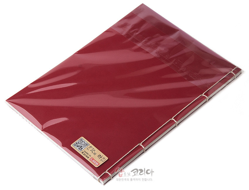[텍스트: 한국의 아침 Shop of Korea] 짙은 적색 종이 표지와 흰색 실로 5침 제본된 직사각형 전통 노트, 하단 라벨 포인트 디자인