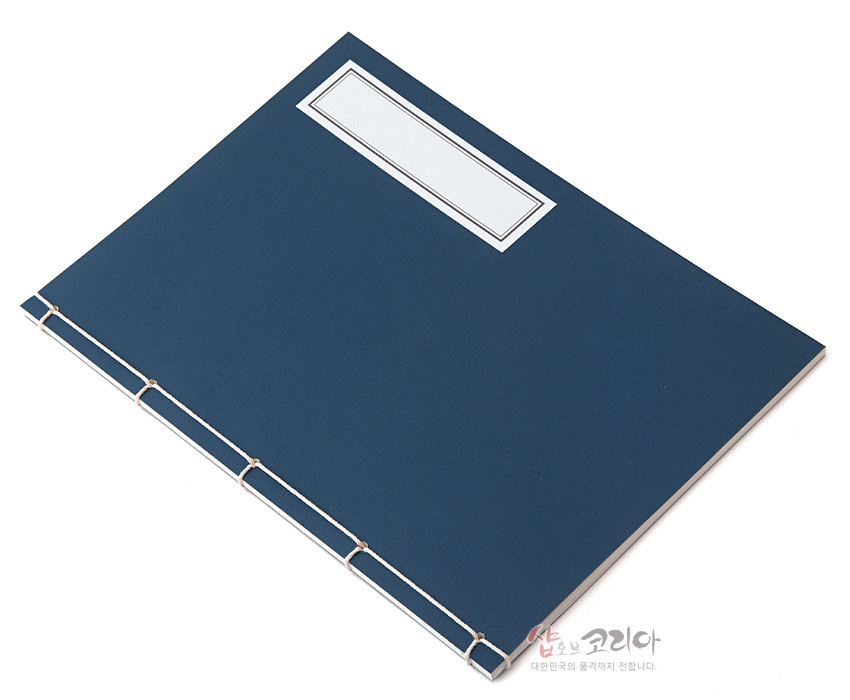 [텍스트: 샵오브코리아 대한민국의 품격까지 전합니다.] 청색 종이 표지와 흰 실로 엮은 전통 오침 제본, 상단 흰색 직사각 라벨이 돋보이는 수공예 노트 디자인