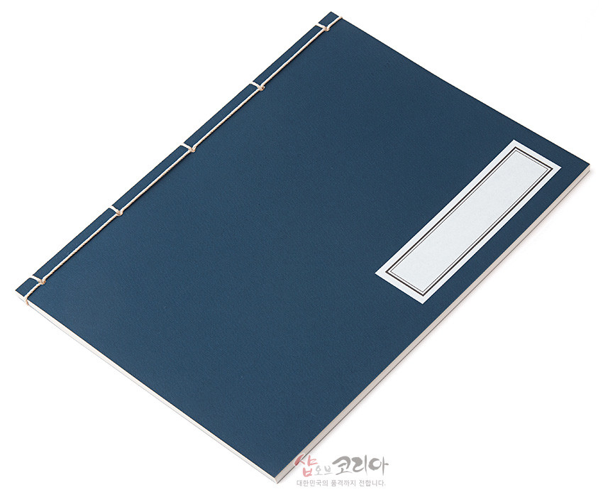 [텍스트: 샵오브코리아 대한민국의 품격까지 전합니다.] 청색 종이 표지에 흰 실로 전통 오침 제본한 노트, 우측 흰색 직사각 라벨 장식이 돋보이는 단정한 디자인