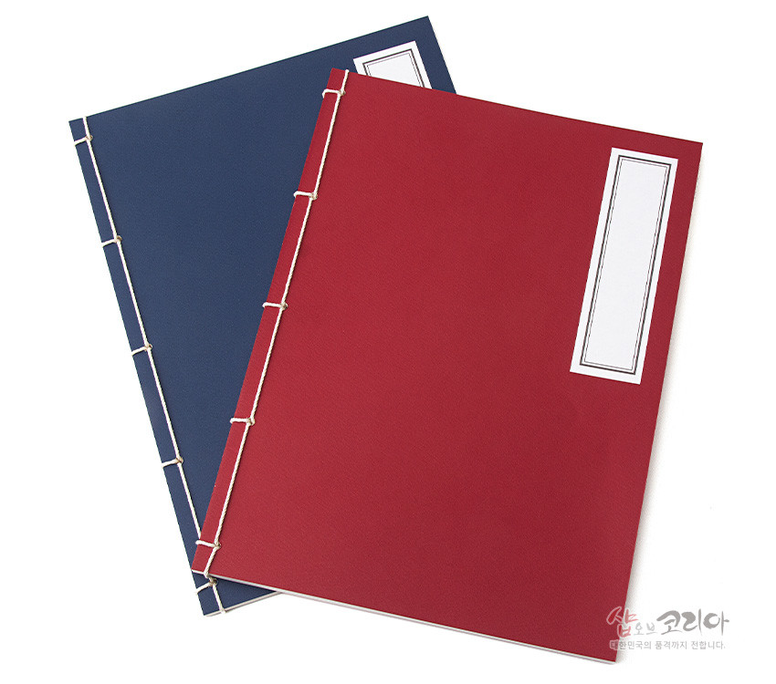 [텍스트: 샵오브코리아 대한민국의 품격까지 전달합니다.] 짙은 적색과 남색 종이 표지에 흰색 실로 전통 오침 제본을 한 노트, 표지 상단 직사각형 흰색 라벨 장식 특징의 단정한 디자인