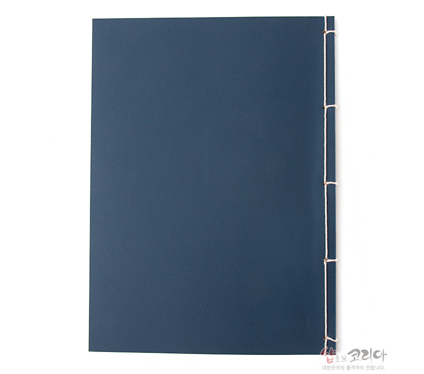 [텍스트: 샵오브코리아 대한민국의 품격까지 전합니다.] 짙은 청색 종이 표지에 흰 실로 오침법 제본한 직사각형 전통 수공예 노트 디자인