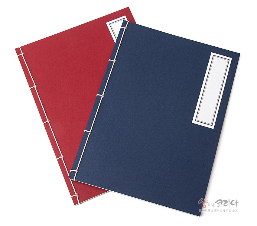 [텍스트: 샵오브코리아 대한민국의 품격까지 전합니다.] 적색과 남색 종이 표지에 흰색 실로 5침 기법 제본하고 직사각형 흰색 라벨을 배치한 전통 양식 노트 디자인