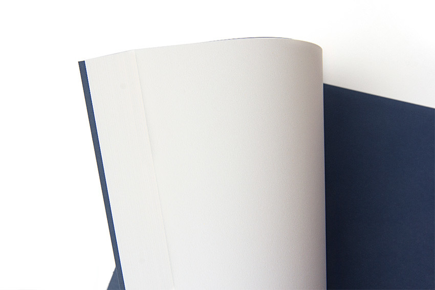 무늬 없이 매끄러운 백색 내지와 짙은 청색 종이 표지의 대비가 돋보이는 전통 오침 수공예 노트 내부 구조 표현