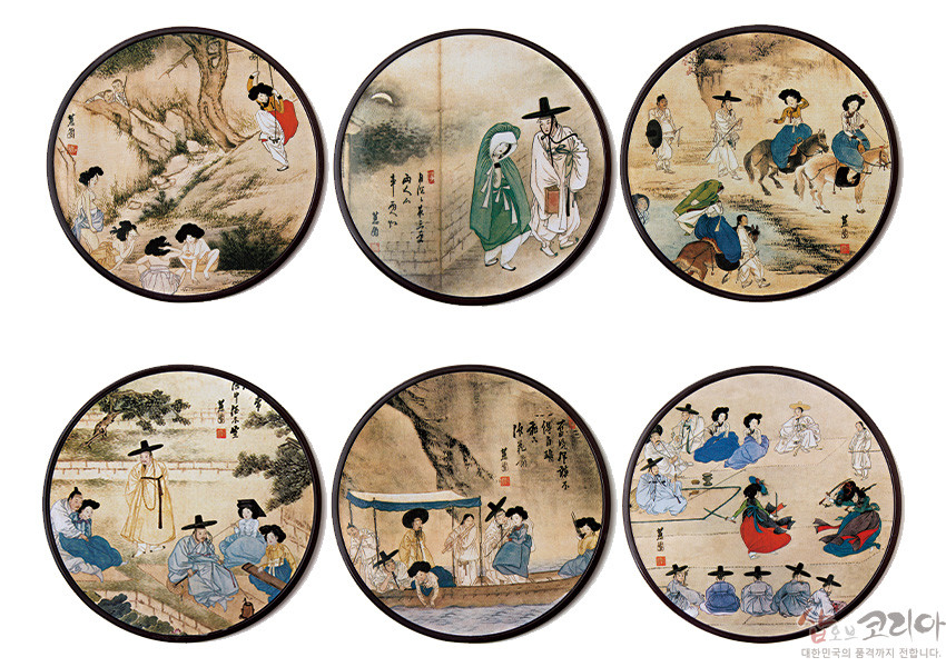 [텍스트: 코리아 대한민국의 품격까지 전합니다.] 짙은 갈색 원형 나무 테두리에 신윤복 풍속화를 인쇄한 컵받침 세트, 담채 수묵화 기법과 한복 인물·산수 배경이 조화된 전통 회화 장식