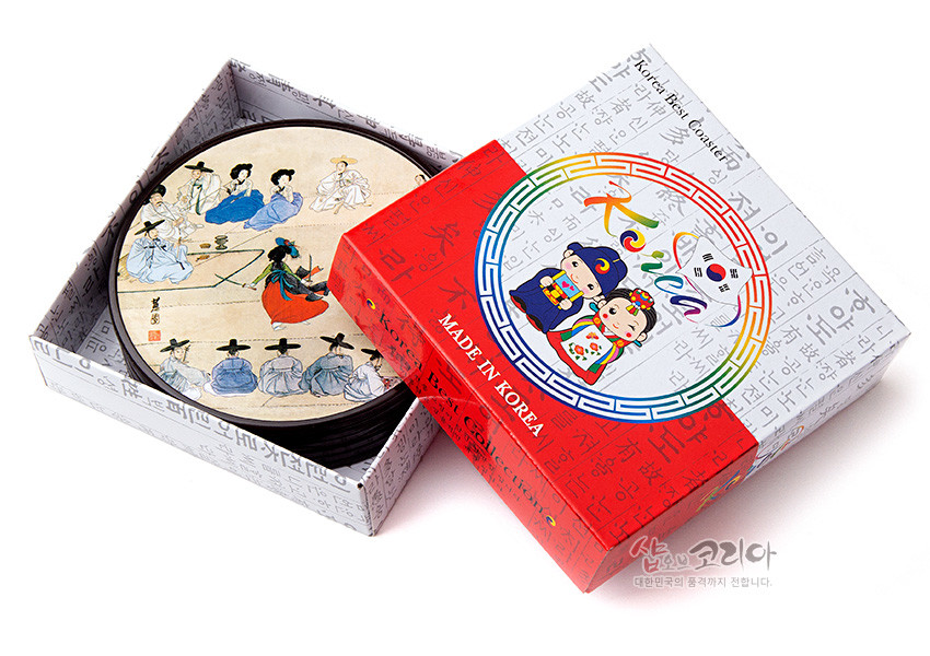 [텍스트: Korean Art Coaster, Korea, MADE IN KOREA] 신윤복 풍속화가 인쇄된 원형 컵받침과 한글 문양 포장박스, 오방색 원형 테두리와 전통 한복 일러스트가 어우러진 구성