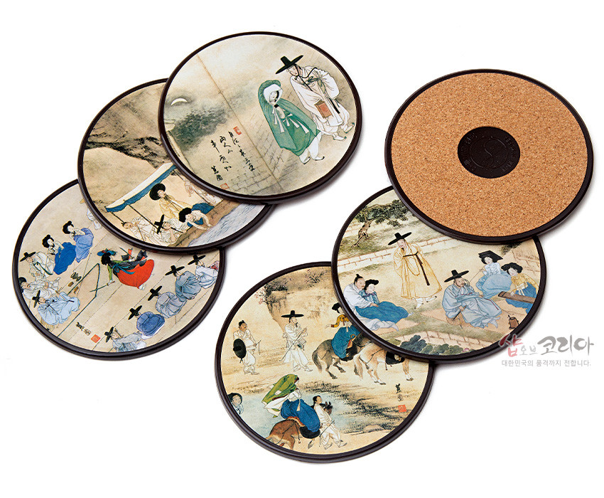 [텍스트: 샵오브코리아 대한민국의 품격까지 전합니다.] 나무 재질 원형 받침 위에 신윤복 풍속화를 컬러 인쇄한 디자인, 은은한 수묵담채 색감과 코르크 뒷면 마감이 돋보이는 전통 컵받침 세트 구성