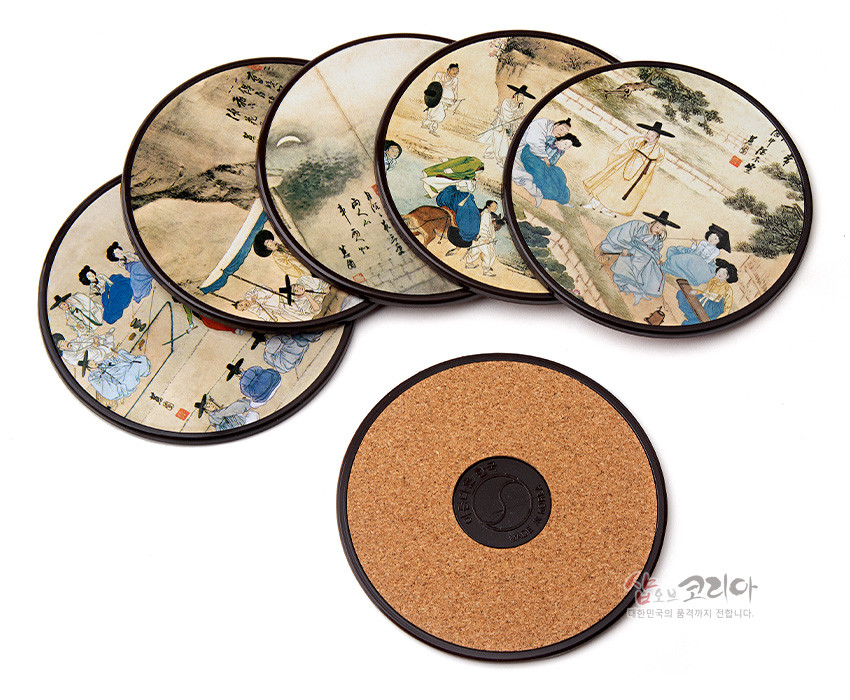 [텍스트: 샵오브코리아 대한민국의 품격까지 전합니다.] 신윤복 풍속화를 수묵담채 기법으로 인쇄한 원형 컵받침 세트, 코르크 재질 바닥과 짙은 갈색 테두리 대비가 조화로운 디자인