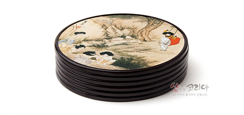 [텍스트: 샵오브코리아 대한민국의 품격까지 전합니다.] 짙은 갈색 나무 재질 원형 받침 위에 신윤복 풍속화 인쇄, 수묵담채색 인물·자연 풍경이 어우러진 겹적층 구조 컵받침 세트 이미지