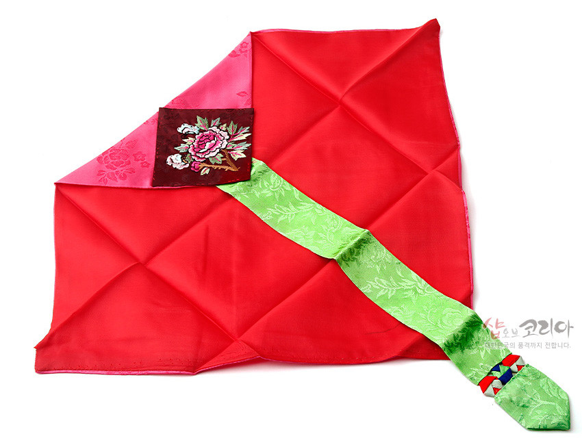 [텍스트: 샵오브코리아] 붉은 비단 바탕에 녹색 문양 비단 끈이 더해지고, 모서리에 목단·나비 자수 장식이 놓인 전통 봉투형 예단보 이미지 설명