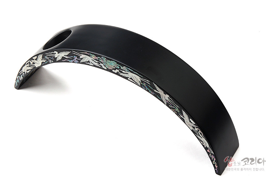 [텍스트: 샵오브코리아 대한민국의 품격까지 전합니다.] 무광 흑색 옻칠 곡선형 바디에 자개 상감 기법으로 송학과 꽃 문양을 장식한 나전칠기 와인홀더 이미지 설명