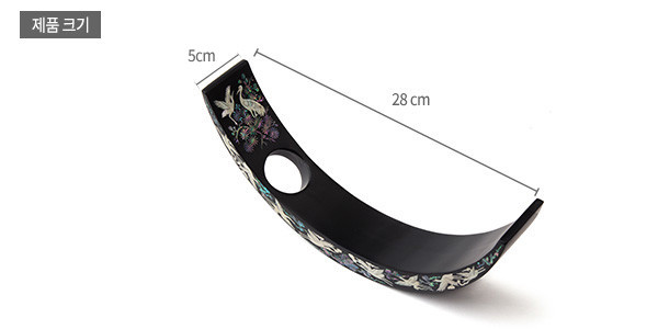 [텍스트: 제품 크기 5cm 28cm] 무광 흑색 옻칠 곡선 바디에 자개 상감 송학과 꽃 문양이 장식된 나전칠기 와인홀더 이미지