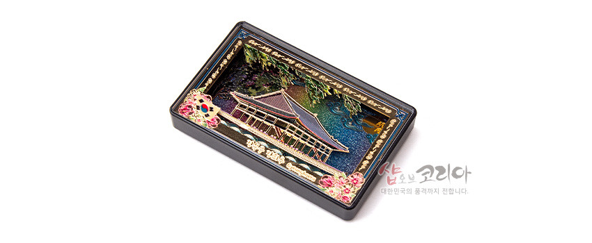 [텍스트: Gyeonghoeru Pavilion of Gyeongbokgung] 금속 입체 기법으로 표현된 경복궁 경회루와 자개 느낌의 남색·초록색 야경 배경, 가장자리 금색 테두리와 분홍 꽃문양 장식의 직사각형 마그넷 이미지설명