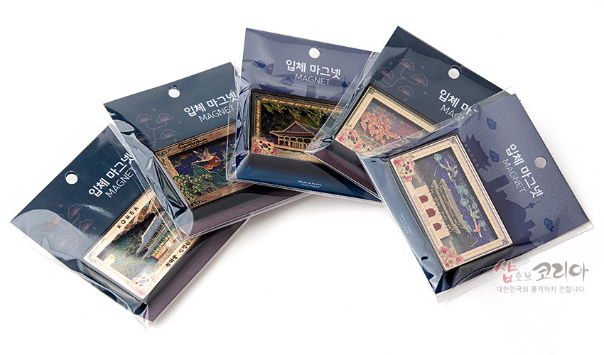 [텍스트: 입체 마그넷 MAGNET, KOREA] 남색 패키지 속 자개 배경 위 금속 테두리 직사각 마그넷, 경복궁과 벚꽃 등 전통 건축·자연 풍경을 다채로운 색감으로 담은 디자인