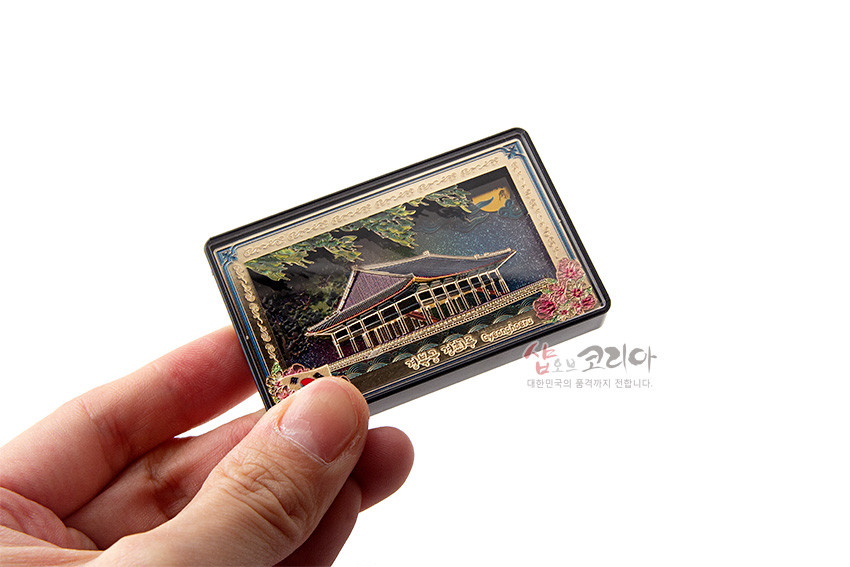 [텍스트: 한국의 경복궁 Gyeongbokgung] 금속 입체 기법으로 표현된 경회루 전경과 자개 느낌의 오색 야경 배경, 테두리 금색 문양과 분홍 꽃장식이 조화를 이룬 직사각형 마그넷 디자인