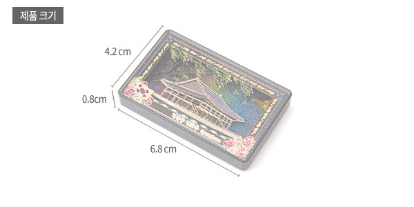 [텍스트: 제품크기 4.2cm 0.8cm 6.8cm] 자개 느낌의 광택 표면 위에 입체적인 전통 건축과 꽃문양을 담은 직사각형 마그넷 디자인 이미지