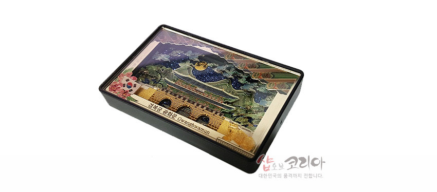 [텍스트: 광화문 Gwanghwamun] 야경 속 광화문을 입체 금속 판 위 채색 기법으로 표현하고, 청록·적황색 대비 전통 단청 처마와 태극 문양을 더한 직사각형 마그넷 디자인