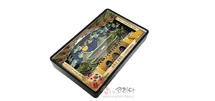 [텍스트: Gwanghwamun] 금속 재질 직사각형 마그넷 위에 야간의 광화문과 산수, 단청 문양 처마를 입체 채색으로 표현한 전통 풍경 디자인