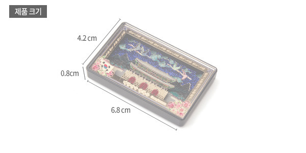 [텍스트: 제품 크기, 4.2 cm, 0.8 cm, 6.8 cm] 금속 재질 위 채색 기법으로 표현된 야경 속 광화문과 산수, 전통 단청 문양과 꽃 장식이 어우러진 직사각형 입체 마그넷 이미지 설명
