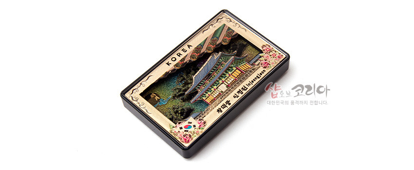 [텍스트: KOREA, 창덕궁 인정전 Injeongjeon] 금속 재질 바탕에 창덕궁 인정전을 입체 부조로 표현하고 오방색 단청과 꽃 문양, 태극기 요소를 더한 직사각형 자석 마그넷 디자인