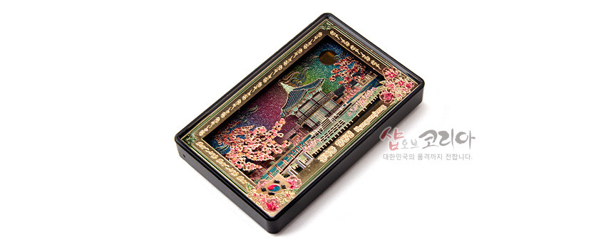 [텍스트: 샵오브코리아 대한민국의 품격까지 전해니다.] 자개 느낌 배경 위 입체 부조 기법으로 표현한 경복궁 향원정과 벚꽃, 금색 금속 테두리와 오방색 포인트 장식의 직사각형 마그넷 디자인